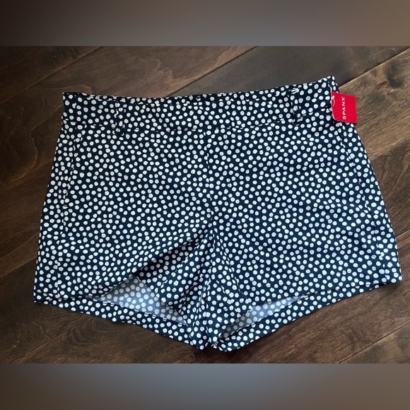 SPANX Pants - NWT Spanx Navy and White Polka dot Shorts.  Front pockets. Size XL.